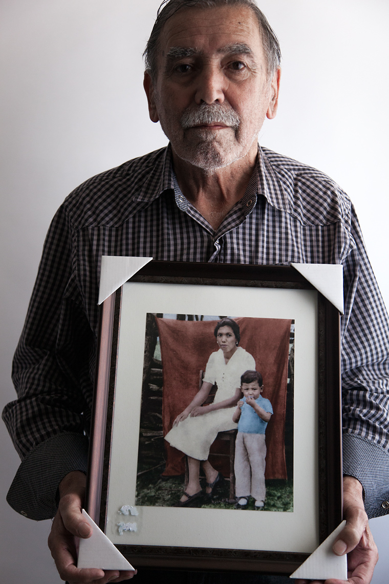 Leopoldo Treviño Guerra holding a portrait of his mother and himself as a child.